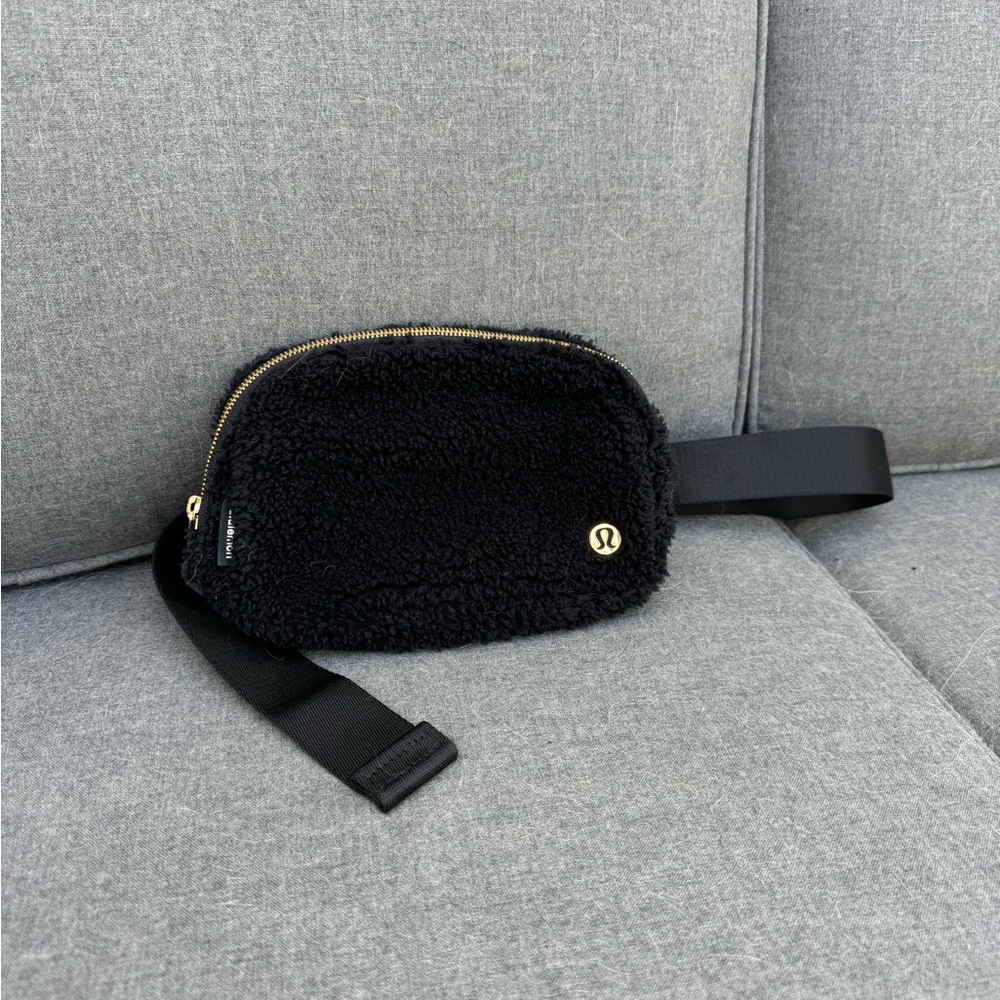 Lululemon Black Sherpa Belt Bag